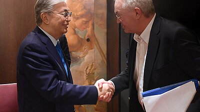 Member of the Rhenus Group Management Board, Michael Viefers and the Kazakh President, Kassym-Jomart Tokayev shake hands