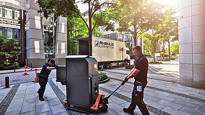 Two Rhenus High Tech employees transport large machine